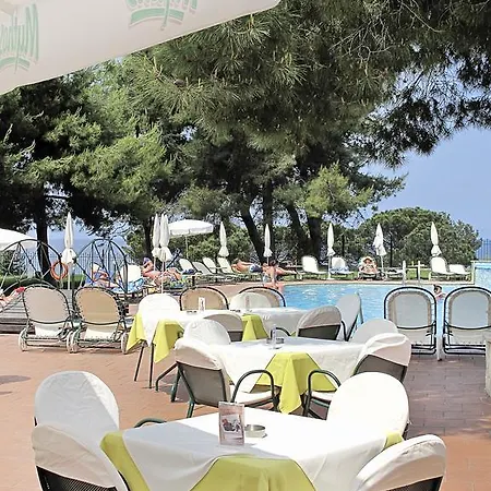 Lesse Hotel